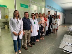 Pessoas reunidas posando para foto