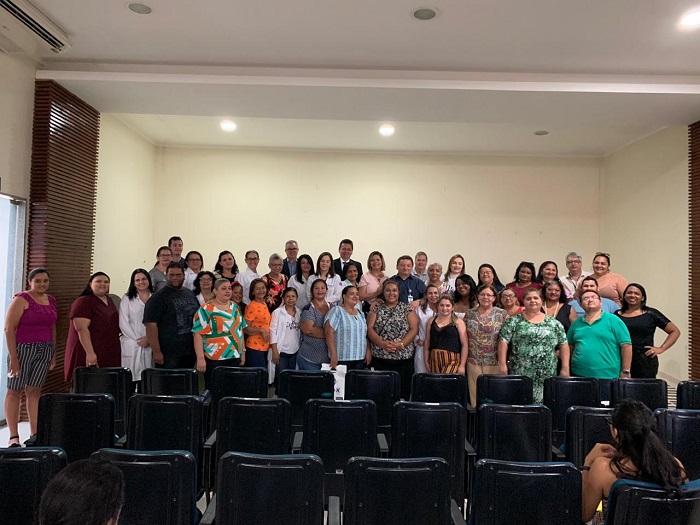 Pessoas reunidas posando para foto