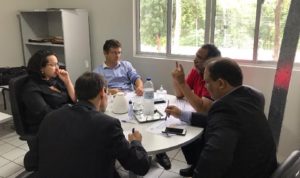 Pessoas sentadas em volta de uma mesa