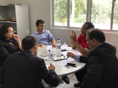 Pessoas sentadas em volta de uma mesa