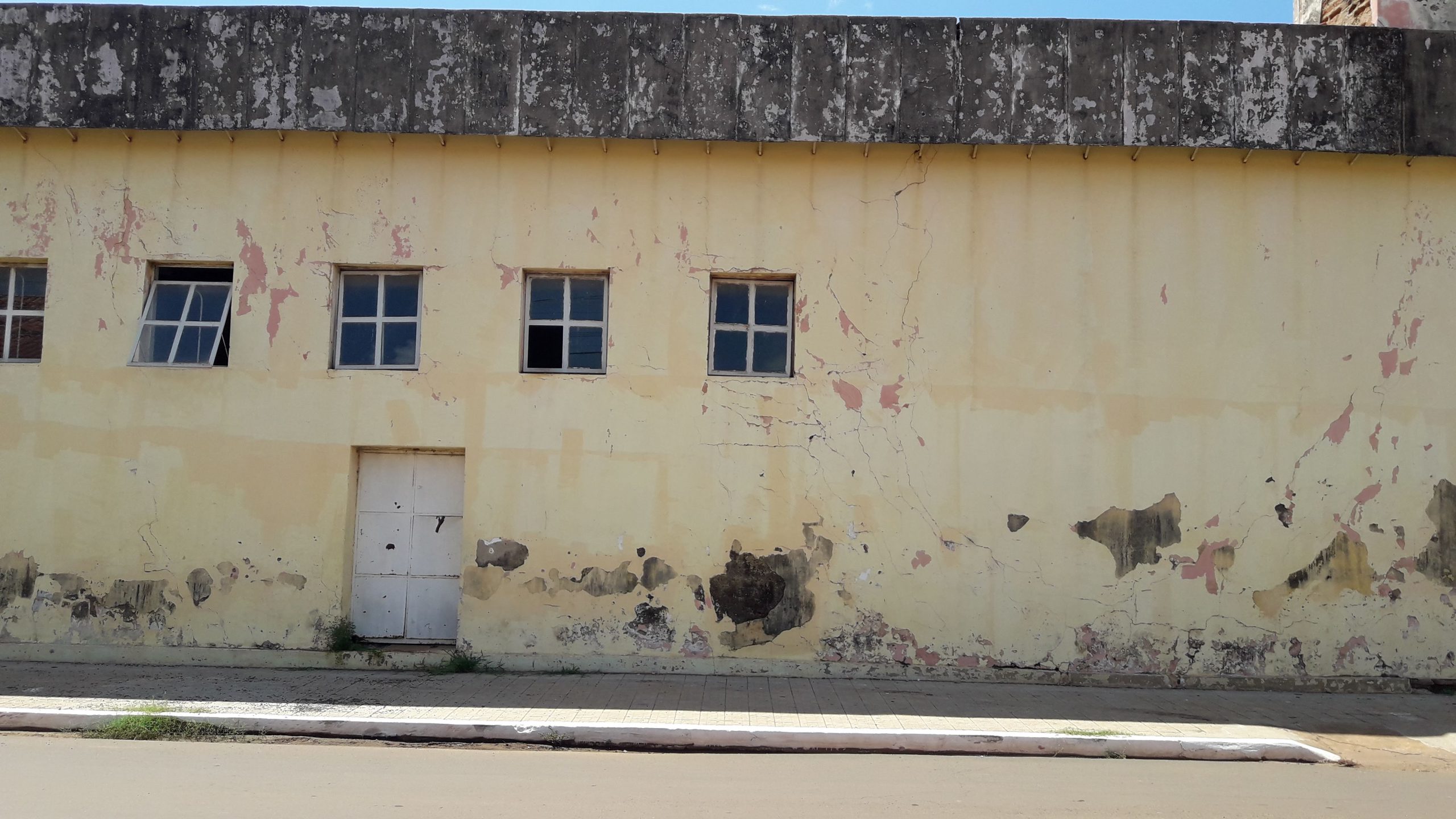 Lateral do Teatro, em ruínas, com buracos na parede