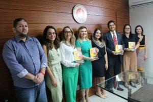 Pessoas reunidas posando para foto