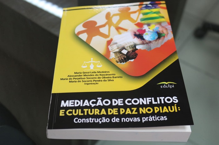 livro sob mesa