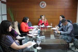Pessoas reunidas em volta de uma mesa