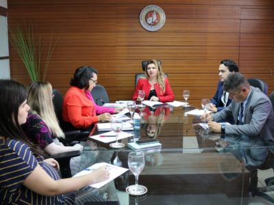 Pessoas reunidas em volta de uma mesa