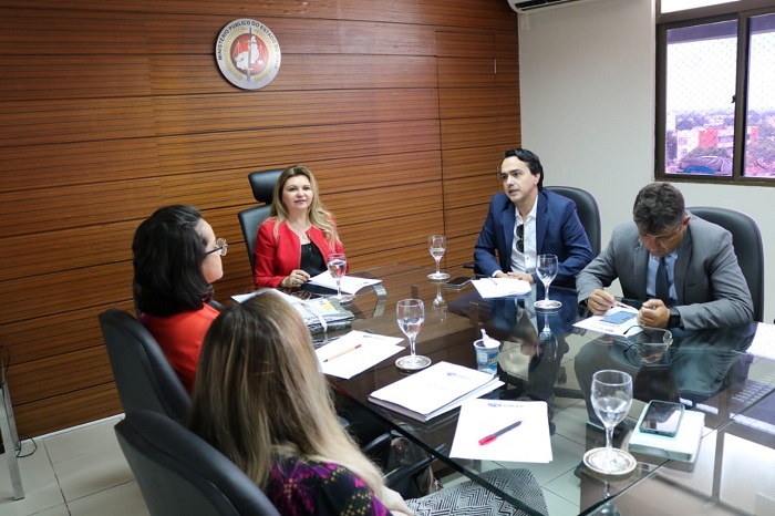 Pessoas reunidas em volta de uma mesa