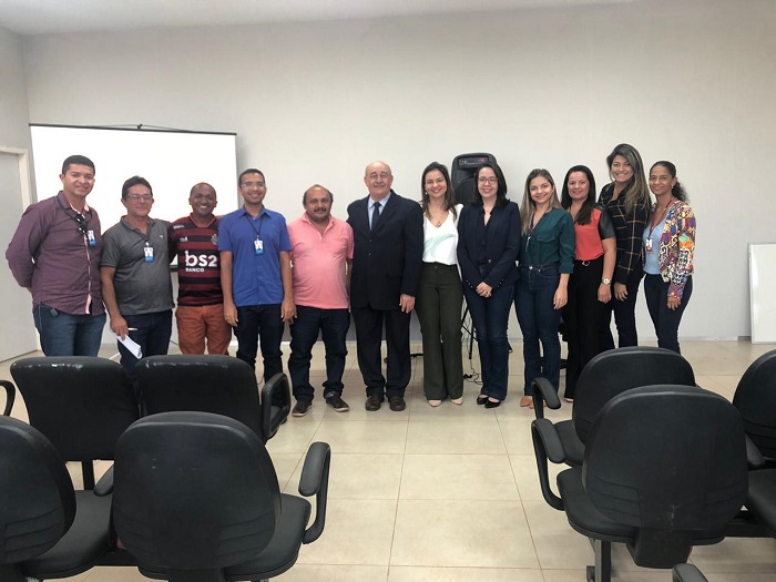 Pessoas posando para foto