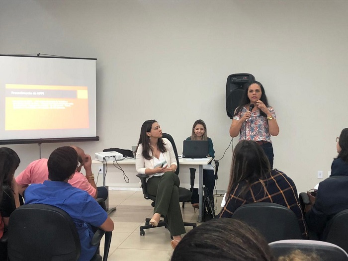 Mulher falando para público