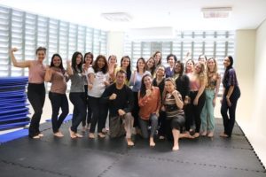 Várias mulheres e um homem durante curso de defesa pessoal