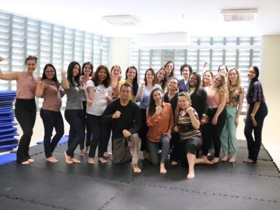 Várias mulheres e um homem durante curso de defesa pessoal