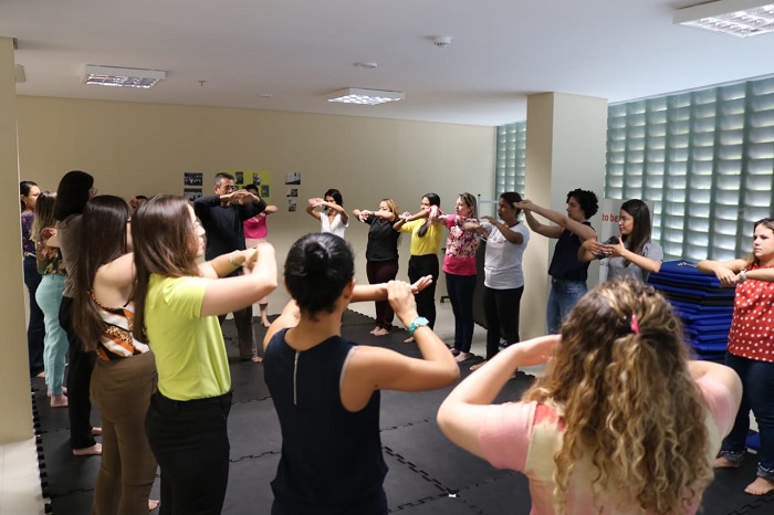 Pessoas reunidas em um círculo durante atividade