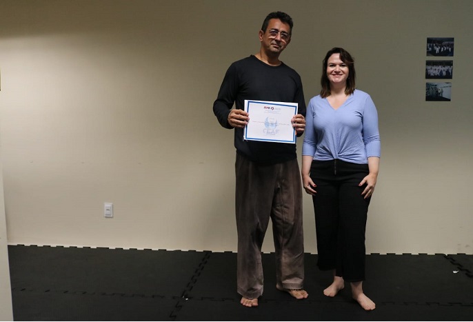 Homem e mulher segurando certificado