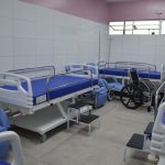 Sala com leitos hospitalares