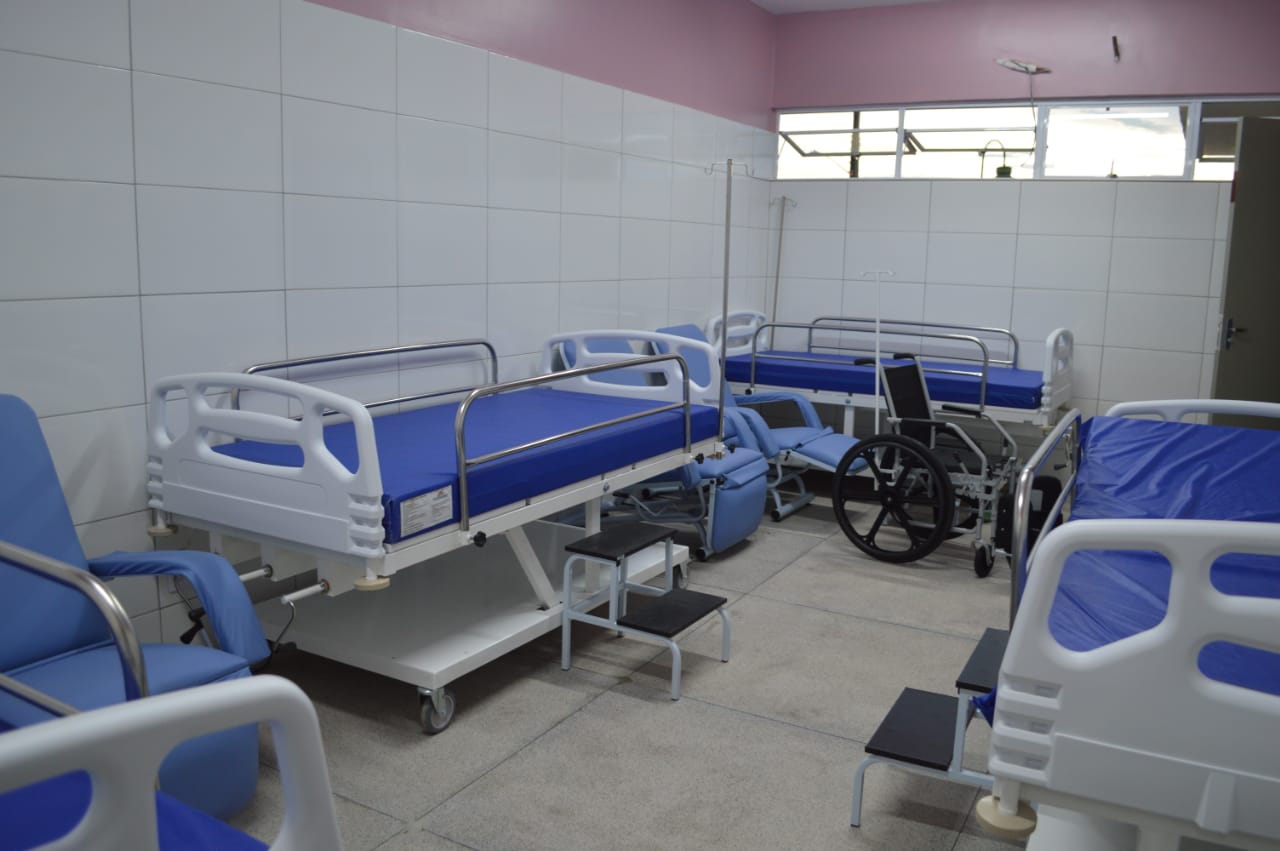 Sala com leitos hospitalares
