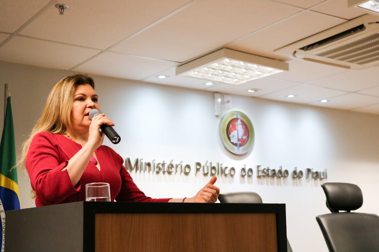 Pessoa falando com o público que está a sua frente 