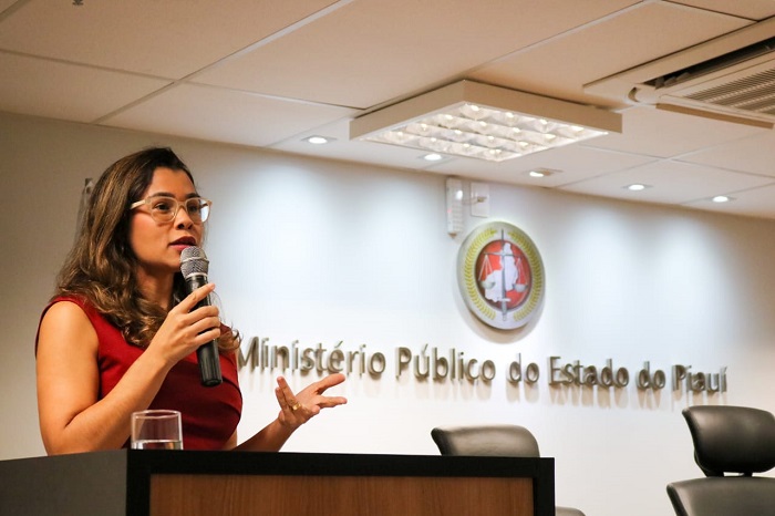 Pessoa falando com o público que está a sua frente 
