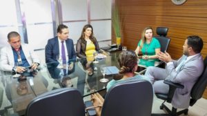 Pessoas sentadas em volta de uma mesa