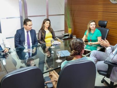 Pessoas sentadas em volta de uma mesa