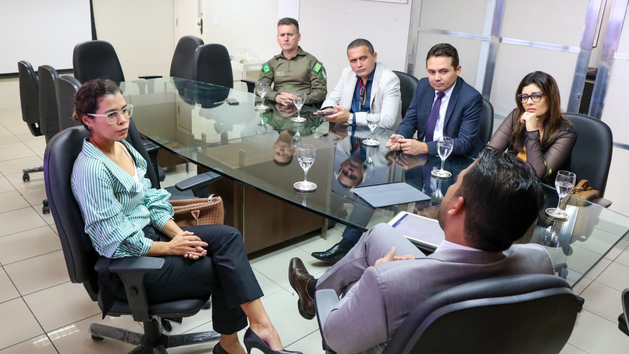 Pessoas sentadas em volta de uma mesa 