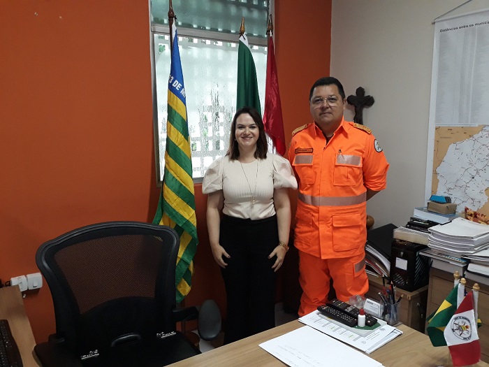 Duas pessoas de pé conversando 