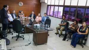 Pessoas sentadas em volta de uma mesa de reunião