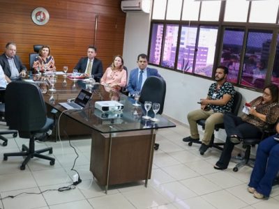 Pessoas sentadas em volta de uma mesa de reunião