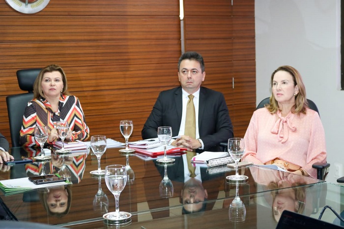 Três pessoas sentadas 