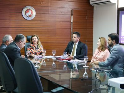 Pessoas sentadas em volta de uma mesa