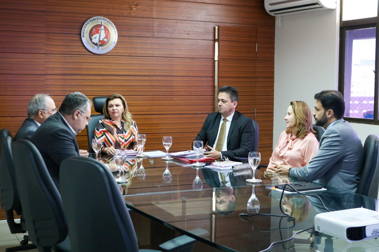 Pessoas sentadas em volta de uma mesa 