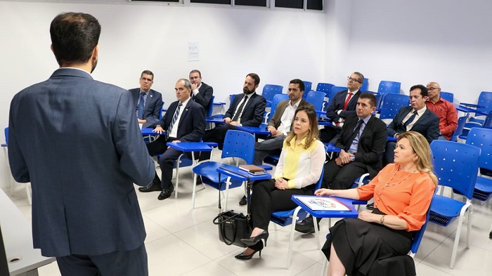 Pessoas sentadas em sala de aula