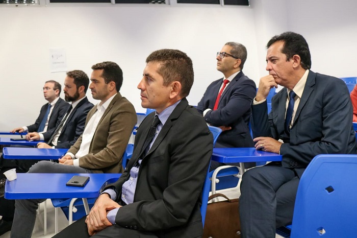 Pessoas sentadas assistindo apresentação 