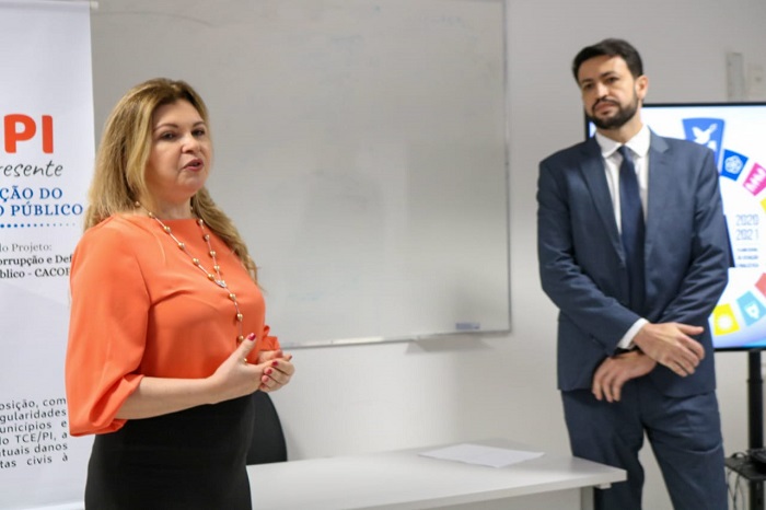 Pessoas de pé falando 