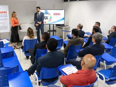 Pessoas sentadas em sala de aula