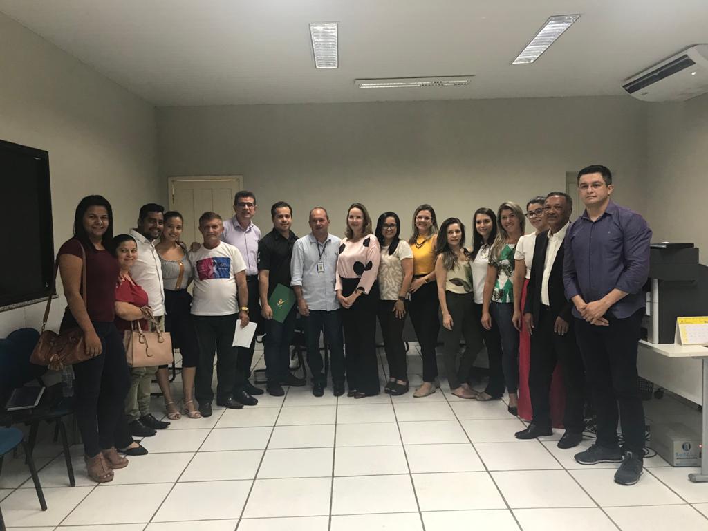 Pessoas de pé 