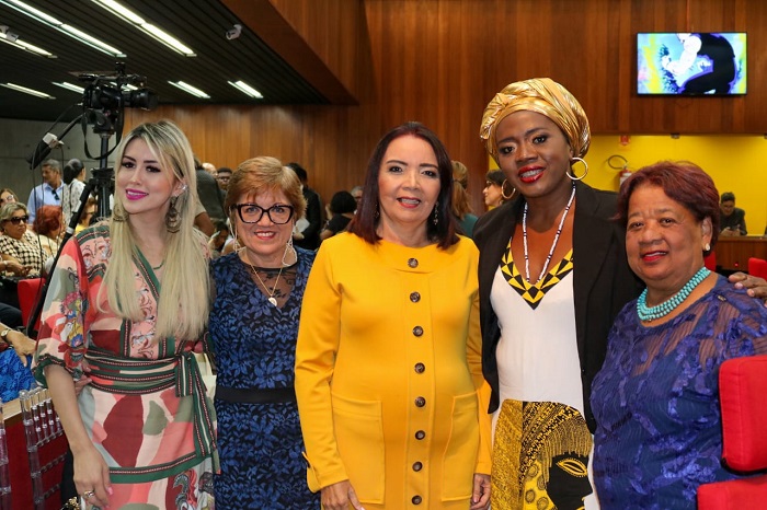 Pessoas de pé sorrindo 