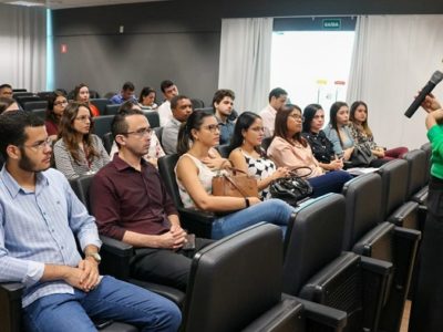 Pessoas sentadas assistindo palestra