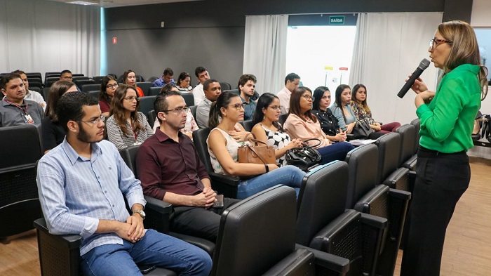 Pessoas sentadas assistindo palestra