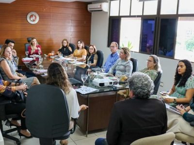 Pessoas sentadas em volta de uma mesa