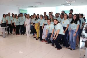 Pessoas reunidas posando para foto