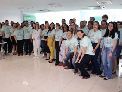 Pessoas reunidas posando para foto