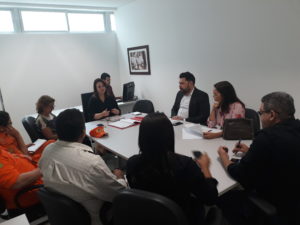 Pessoas entadas ao redor da mesa