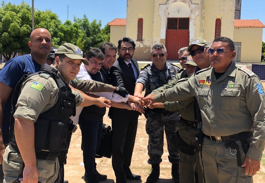 Homens reunidos em pé em frente a igreja