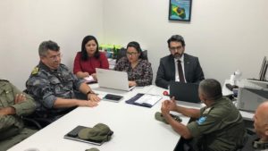 Pessoas reunidas sentadas ao redor de uma mesa