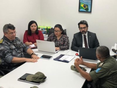 Pessoas reunidas sentadas ao redor de uma mesa