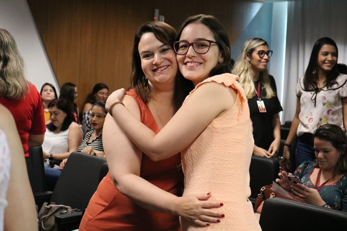 Mulheres abraçadas