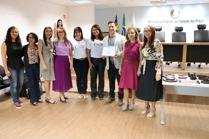 Pessoas reunidas posando para foto