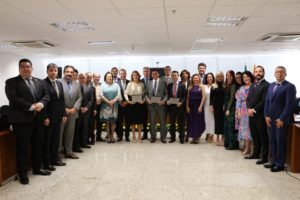 Pessoas reunidas para foto durante homenagem