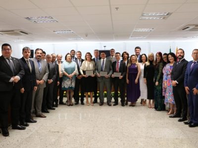 Pessoas reunidas para foto durante homenagem