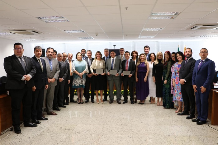 Pessoas reunidas para foto durante homenagem