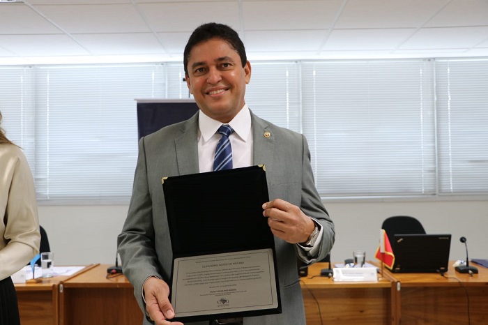 Homem segurando placa